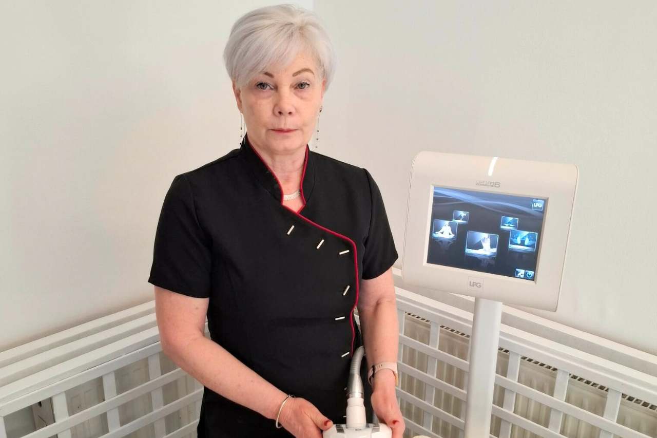 Kovács Éva rehabilitációs szakember kezelés közben a Lótusz Medical Stúdióban Budapesten